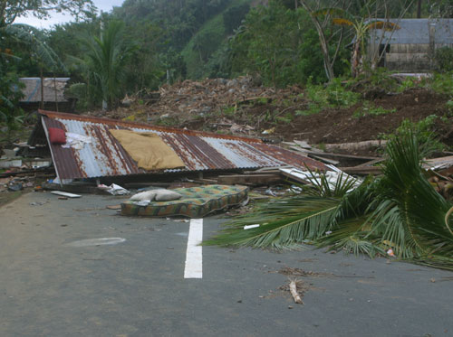 typhoon phylippines house in road